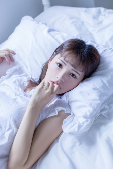 我穿着宽松的裙子里面空荡荡的